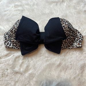 Victoria’s Secret Leopard bikini top - SIZE: 32A